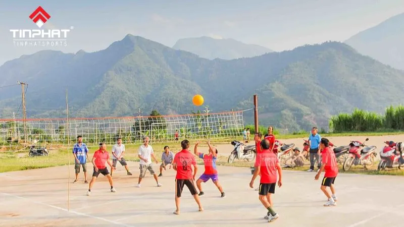 Cầu thủ thực hiện pha đỡ bóng trong trận bóng chuyền hơi