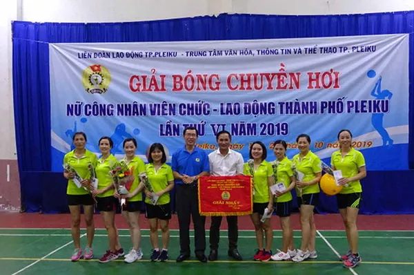 Một trận đấu bóng chuyền trong nhà sôi động, minh họa cách tính điểm và diễn biến trận đấu