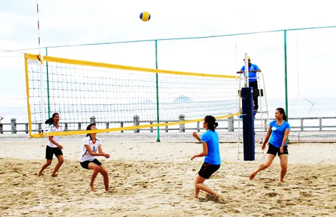 Hai thành viên đội bóng chuyền bãi biển không có dự bị đang thi đấu trên nền cát