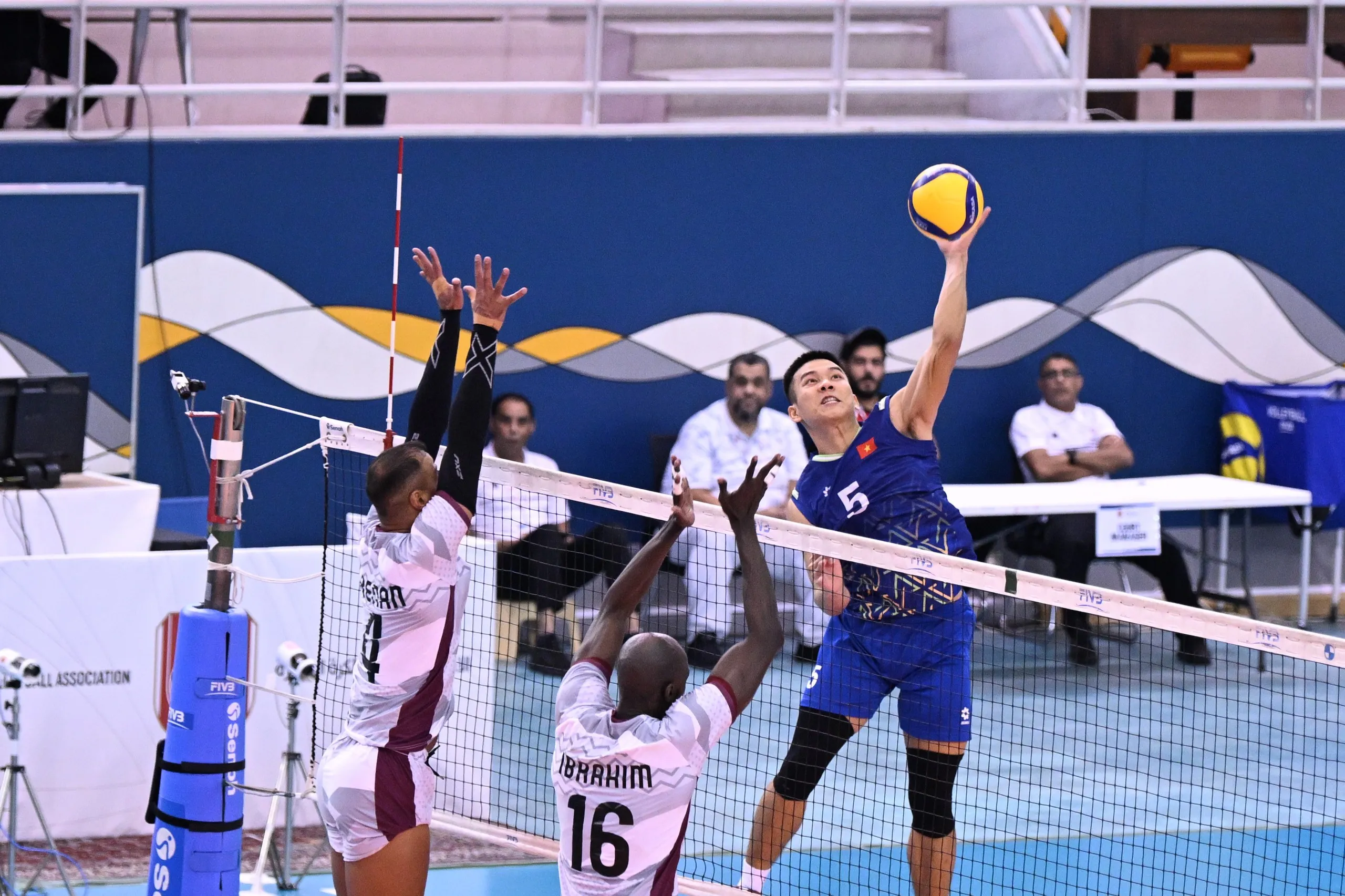 Đội Tuyển Bóng Chuyền Nam Việt Nam Trong Trận Đấu Khốc Liệt Tại AVC Nations Cup