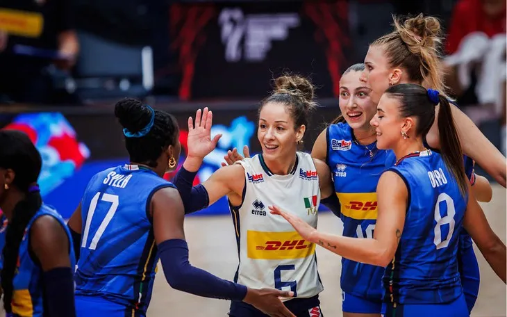 Hình ảnh một vận động viên bóng chuyền trong pha tấn công, phản ánh đẳng cấp và kịch tính của các giải bóng chuyền thế giới, bao gồm giải bóng chuyền nam thế giới là gì.