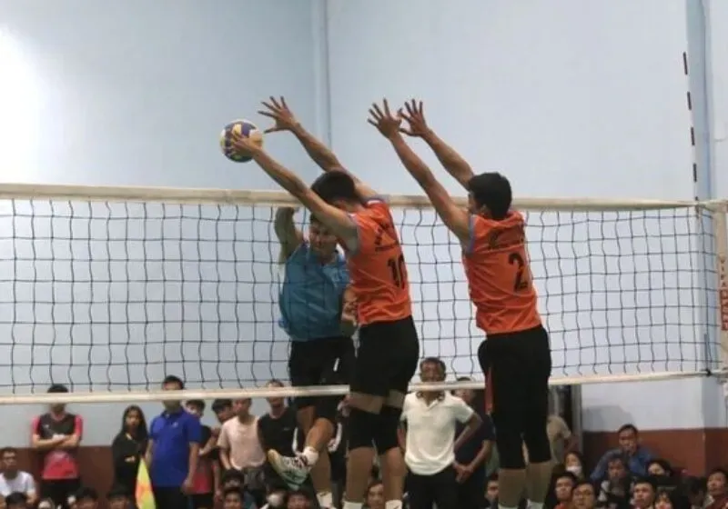 Người chơi hào hứng trên sân bóng chuyền phủi, minh họa cho khái niệm bóng chuyền phủi là gì