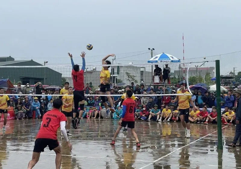 Cảnh tượng một trận đấu bóng chuyền phủi sôi động tại Việt Nam, giải thích bóng chuyền phủi là gì