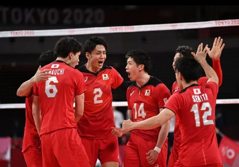 Đội tuyển bóng chuyền nam Nhật Bản thi đấu, đối lập với hình ảnh bóng chuyền phủi là gì