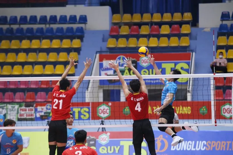 Có nhiều từ vựng liên quan đến môn bóng chuyền trong tiếng Anh.