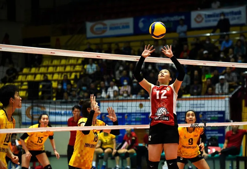 Sân Bóng Chuyền Tiếng Anh Là Gì: Người chơi đang thi đấu trên sân bóng chuyền tiêu chuẩn