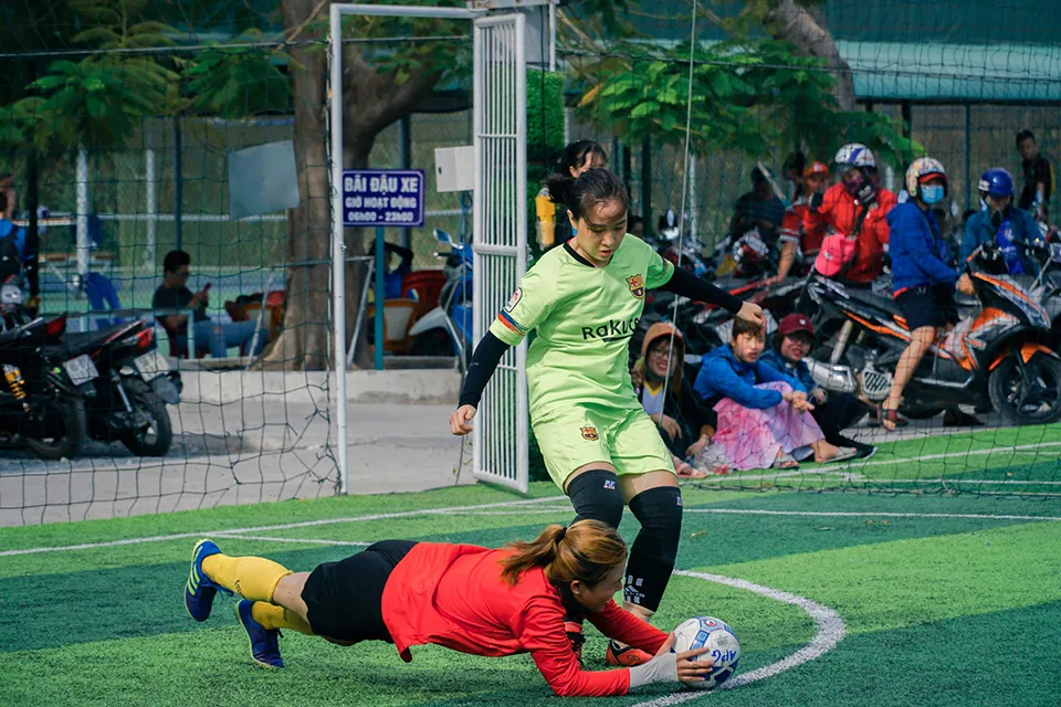 đội bóng đá phủi nữ thể hiện tinh thần gắn kết và niềm đam mê thể thao