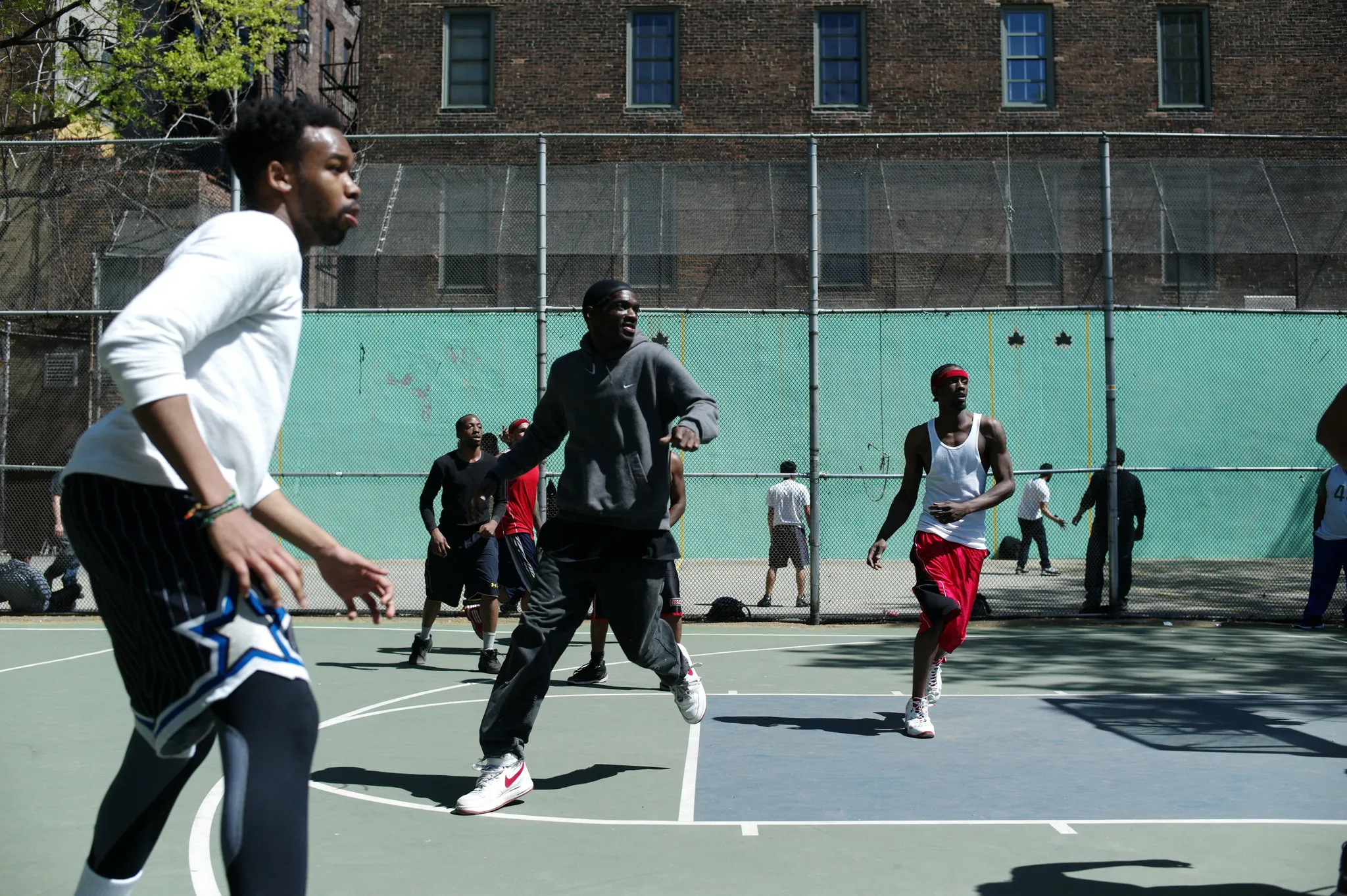 Văn hóa bóng rổ đường phố đa dạng, thể hiện qua phong cách thời trang, âm nhạc hip-hop, và tinh thần kết nối mạnh mẽ giữa các thế hệ người chơi.