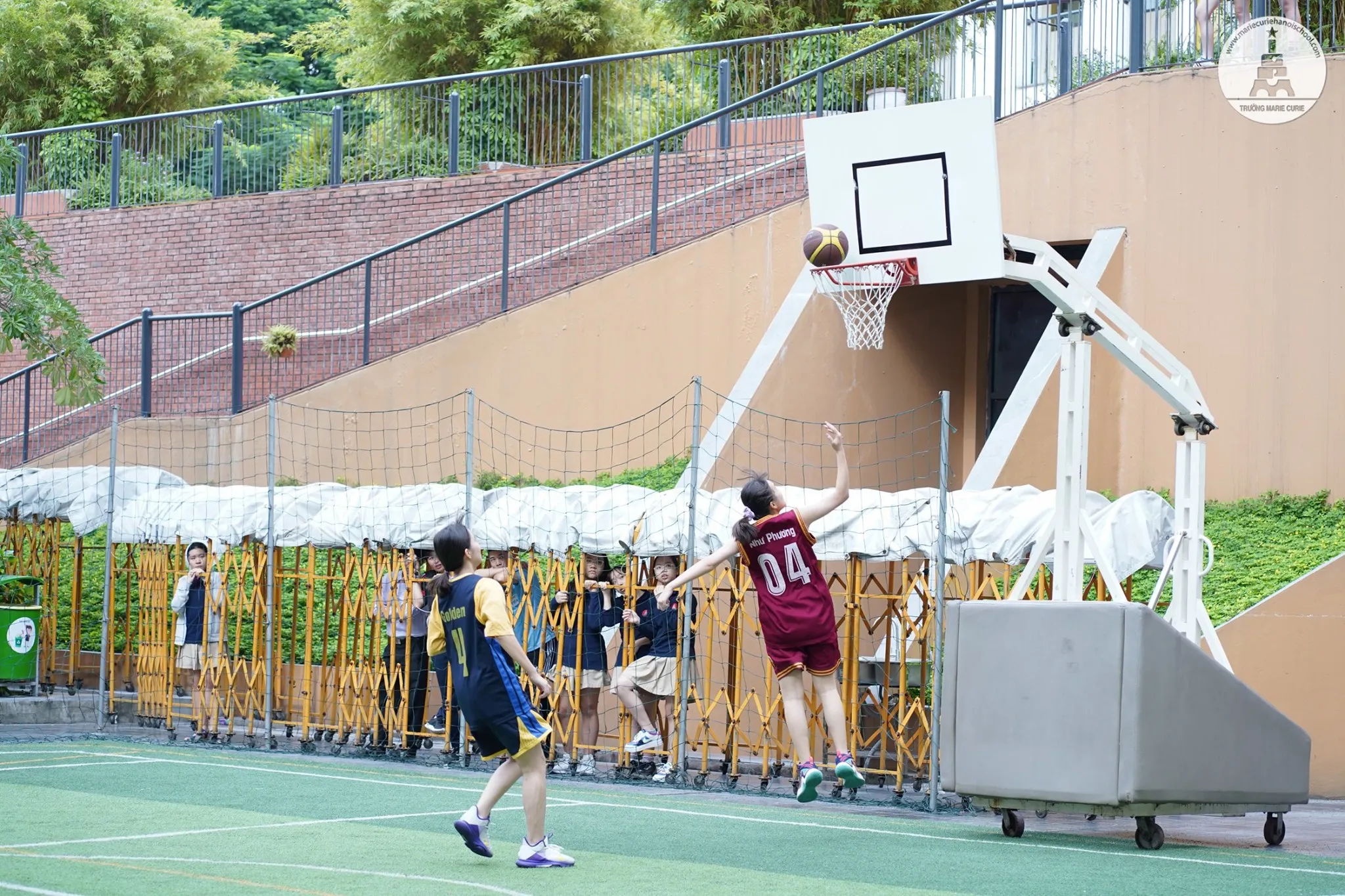 Hình ảnh giới trẻ Việt Nam năng động chơi bóng rổ đường phố, thể hiện sức ảnh hưởng tích cực của môn thể thao này đối với sự phát triển cá nhân và xã hội.