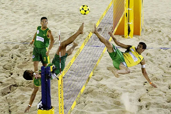 Cảnh thi đấu footvolley sôi động trên sân cát, môn thể thao cột chân chuyền bóng đầy kịch tính