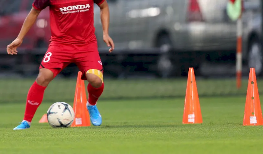 Bài tập vượt chướng ngại vật giúp tăng khả năng rê bóng qua người