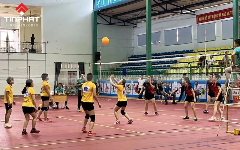 Trong bóng rổ, người cướp bóng chuyền bóng cần kỹ thuật chuyền chính xác, tương tự như cách cầu thủ bóng chuyền này tập trung vào đường chuyền của mình.