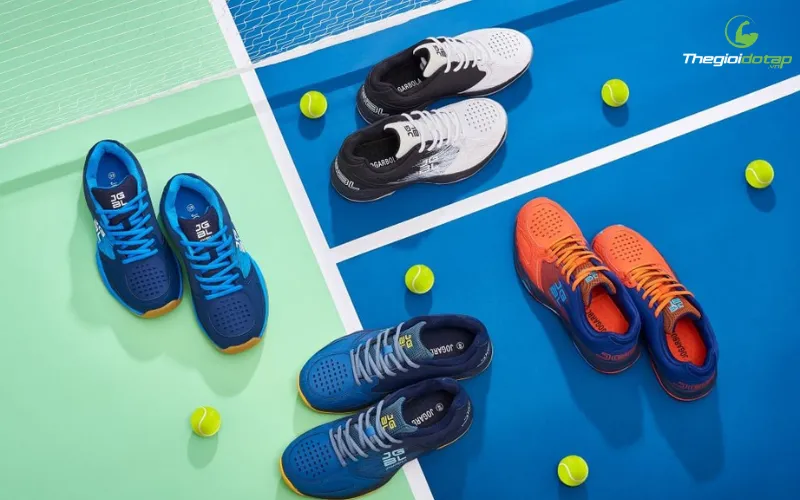 Một đôi giày tennis chất lượng cao, tượng trưng cho nền tảng vững chắc khi thực hiện bài tập nâng cao khả năng di chuyển và bám sân cho tay vợt.