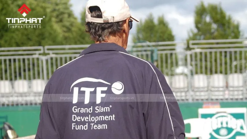 Một nhóm người đang tập luyện tennis, tượng trưng cho các hoạt động khác của ITF