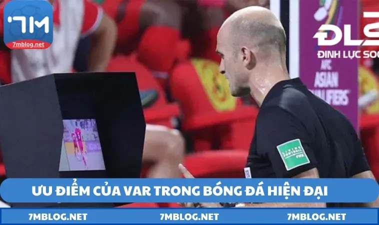 Màn hình VAR hiển thị phân tích giúp trọng tài đưa ra quyết định chính xác, tránh các tình huống lật kèo là gì bất công.