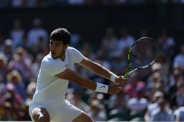 Thường xuyên luyện tập cầm vợt sẽ giúp bạn linh hoạt xoay trở trong mọi tình huống