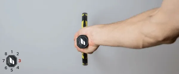 Minh họa cách cầm vợt tennis Eastern Grip, so sánh với continental grip