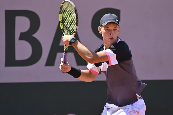 Người chơi tennis đang luyện tập kỹ thuật continental grip để làm chủ đường bóng