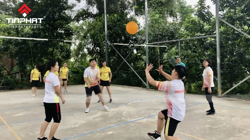 Học cách chuyền bóng chuẩn xác trong bóng chuyền hơi
