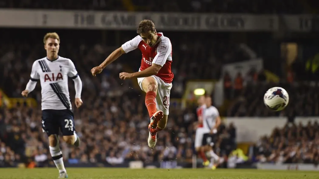 Vận động viên bóng bàn thể hiện sự tập trung cao độ, yếu tố then chốt trong phương pháp rèn luyện tâm lý vững vàng khi thi đấu bóng bàn căng thẳng