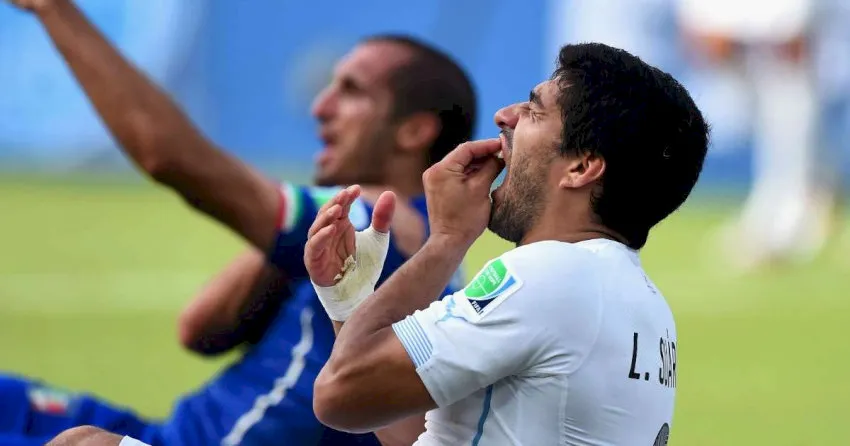 Tình huống cản trở cầu thủ đối phương trong vòng cấm, dẫn đến phạt đền và cơ hội thực hiện cú sút penalty thành công