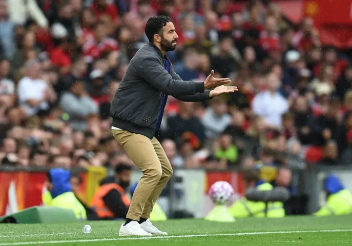 Chiến Thuật Đổi Hướng Bóng Liên Tục Để Làm Mất Cân Bằng Đối Thủ