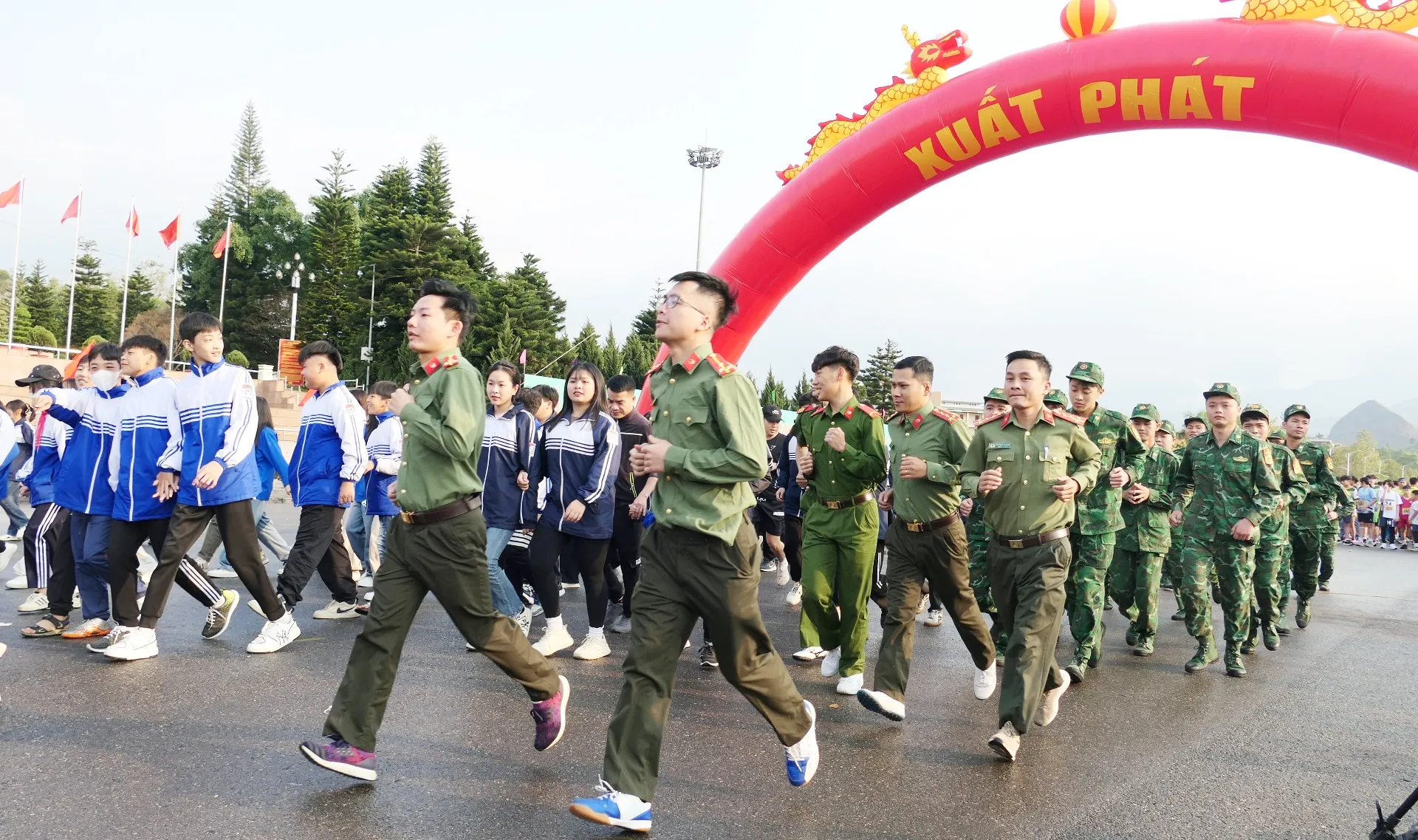 Huấn luyện viên trình bày kế hoạch huấn luyện thể lực toàn diện cho vận động viên bóng chuyền