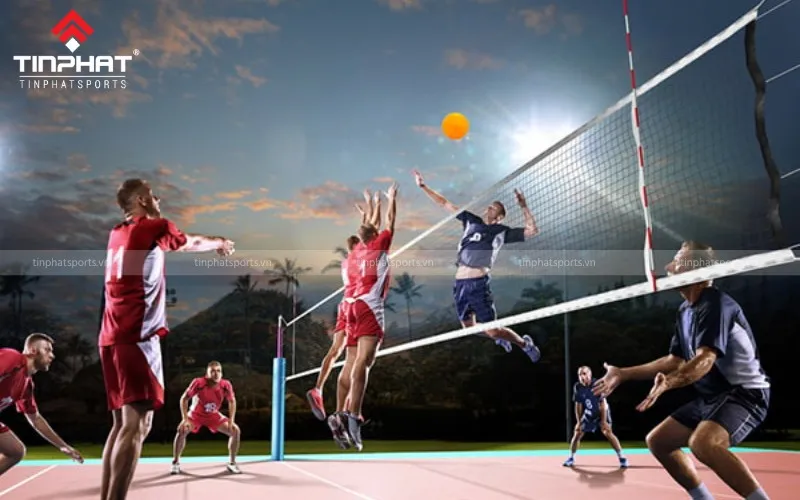 Trong bóng rổ, để cướp bóng và chuyền bóng hiệu quả, việc di chuyển và chọn vị trí hợp lý là rất quan trọng, tương tự như pha chắn bóng quyết liệt này của cầu thủ.