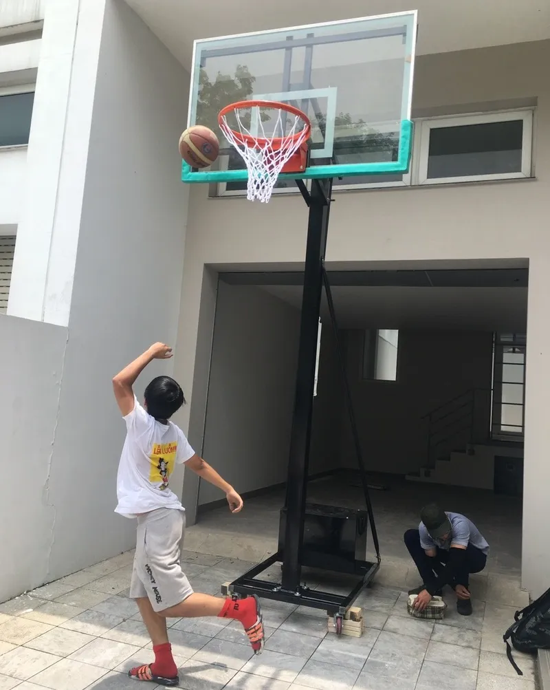 Ảnh Hưởng Tiêu Cực Đến Khả Năng Ném Bóng Khi Cột Rổ Quá Cao