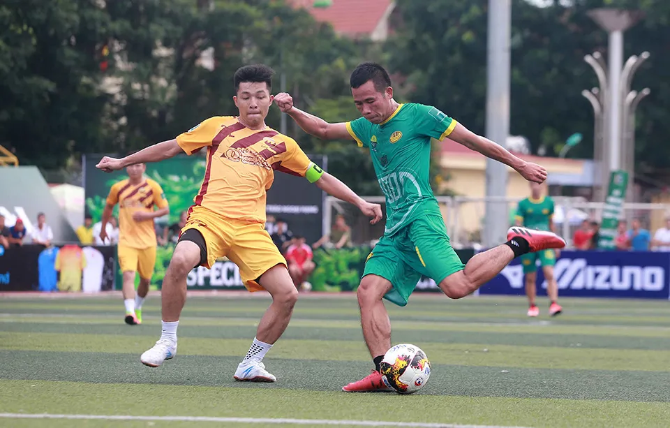 những người tham gia đá bóng phủi để rèn luyện sức khỏe và thể lực