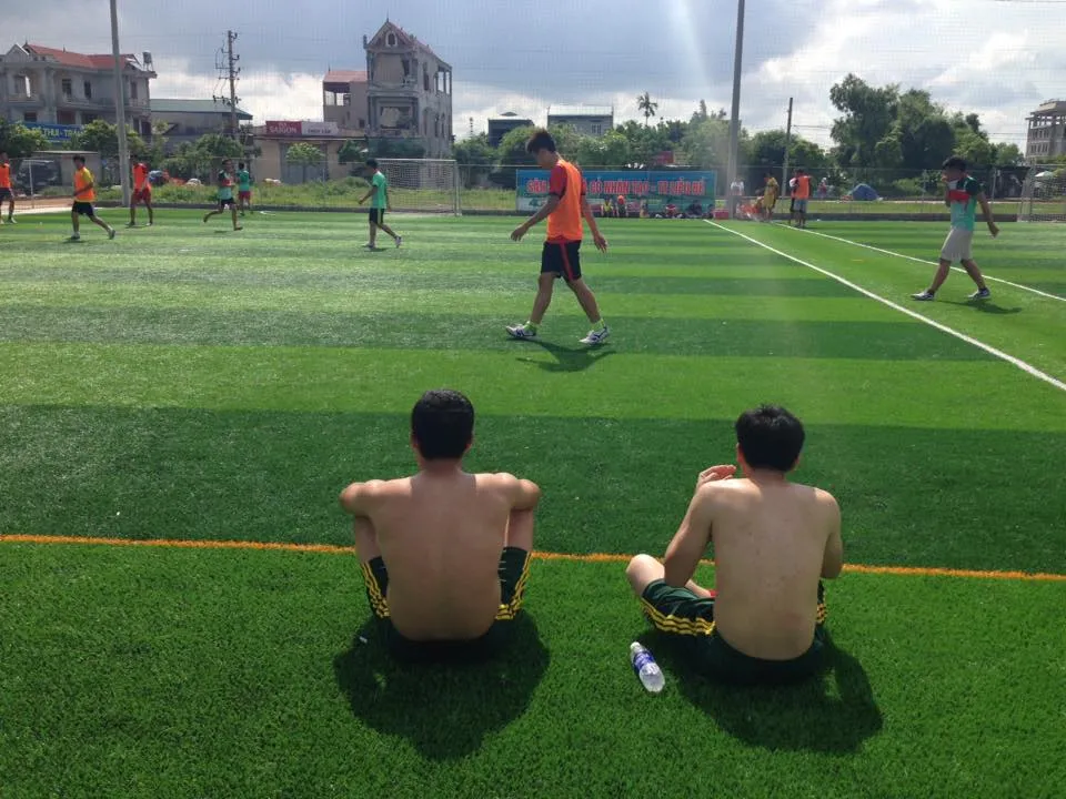 một nhóm người chơi đá bóng phủi tận hưởng niềm vui và sự phóng khoáng trên sân