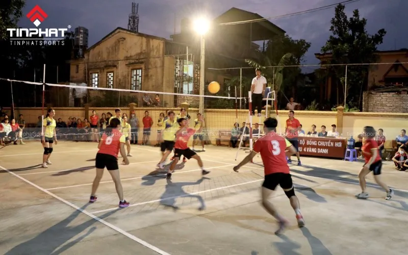 Trong bóng rổ, kỹ năng người cướp bóng chuyền bóng đòi hỏi sự phối hợp nhịp nhàng và tinh thần đồng đội để đạt hiệu quả cao nhất.