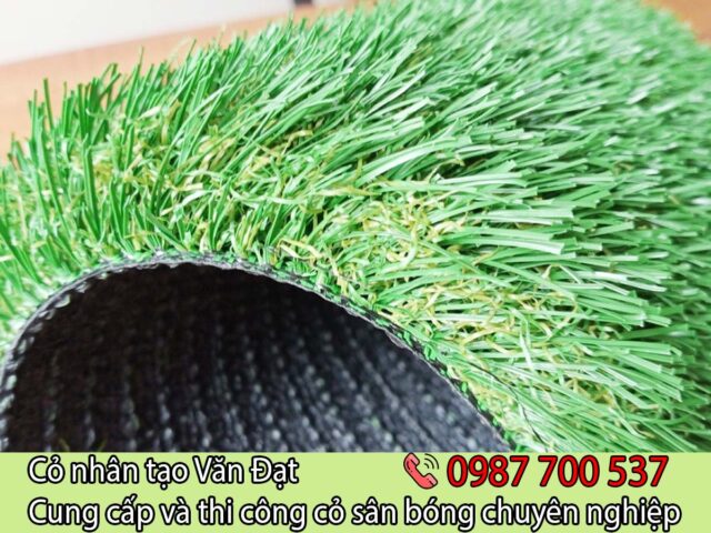 Cận cảnh sợi cỏ nhân tạo sân bóng đạt chuẩn chất lượng cao