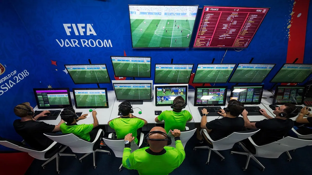 Hệ thống công nghệ VAR của FIFA, minh họa tính chuyên nghiệp trong đá bóng là gì