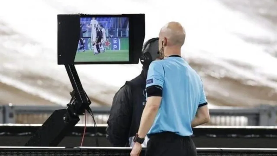 Hệ thống công nghệ VAR hỗ trợ trọng tài trong bóng đá với nhiều màn hình theo dõi