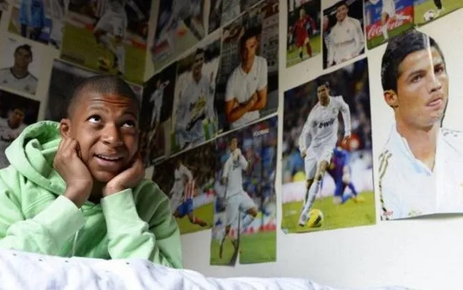 Kylian Mbappé chụp ảnh cùng thần tượng Cristiano Ronaldo