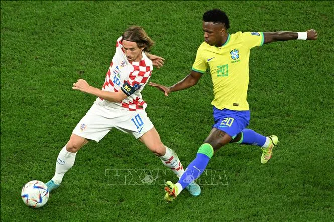 Luka Modric – người nhạc trưởng thầm lặng kiểm soát bóng giữa vòng vây đối thủ, minh chứng cho tầm ảnh hưởng chiến thuật của anh trong các trận đấu lớn.
