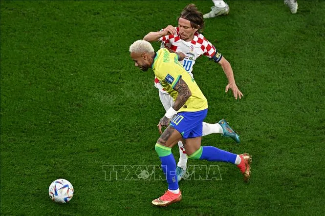 Luka Modric – người nhạc trưởng thầm lặng trong pha tranh chấp bóng quyết liệt với Neymar, thể hiện tinh thần không ngừng nghỉ của tiền vệ Croatia.