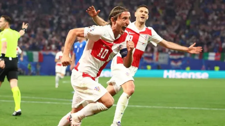 Luka Modric của Croatia ăn mừng sau khi trở thành cầu thủ lớn tuổi nhất ghi bàn tại Euro, một thống kê ấn tượng về bền bỉ.