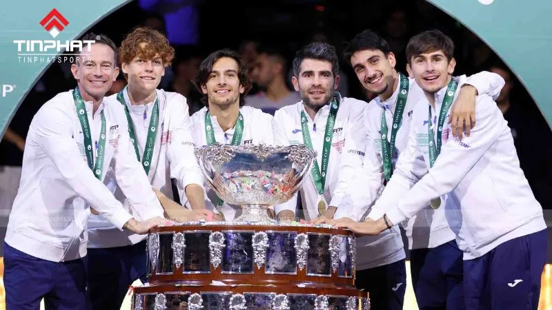Cúp Davis, giải đấu đồng đội quốc tế lâu đời nhất, trên nền xanh