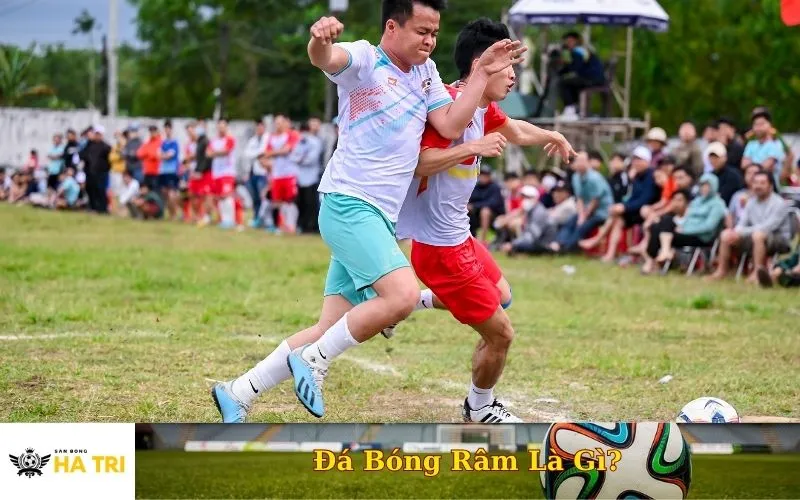 Hình ảnh cầu thủ nghiệp dư chơi đá bóng râm là gì trên sân đất trống