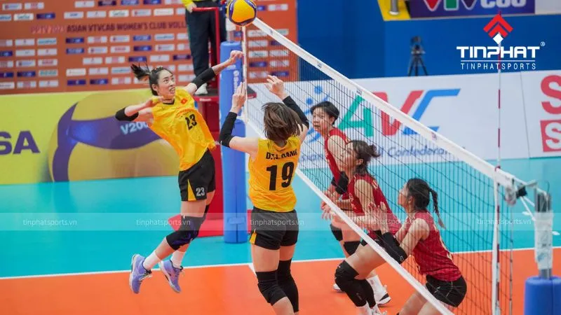 Vận động viên thi đấu bóng chuyền hơi chuyên nghiệp đầy kịch tính