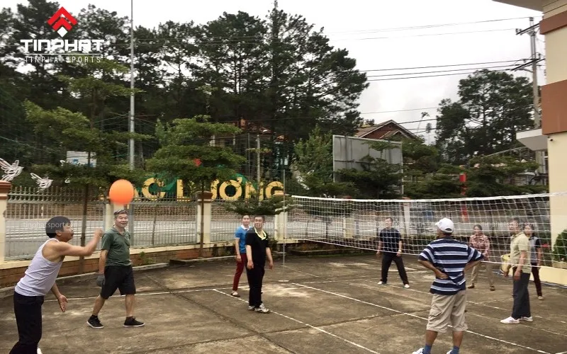 Trong bóng rổ, để trở thành người cướp bóng chuyền bóng giỏi, việc rèn luyện kỹ thuật và tầm nhìn là rất quan trọng, như các cầu thủ đang tập luyện nghiêm túc để cải thiện kỹ năng.