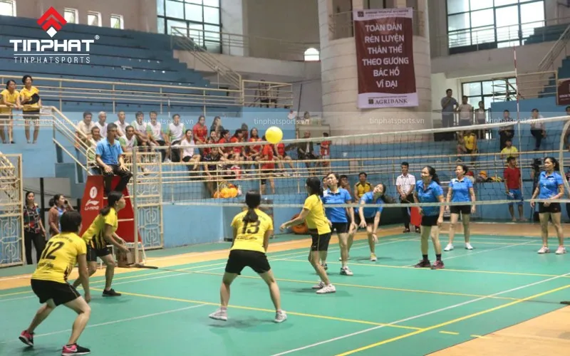 Trong bóng rổ, người cướp bóng chuyền bóng cần khả năng quan sát và đọc trận đấu để cướp bóng hiệu quả, tương tự như cầu thủ bóng chuyền đang tập trung cao độ này.