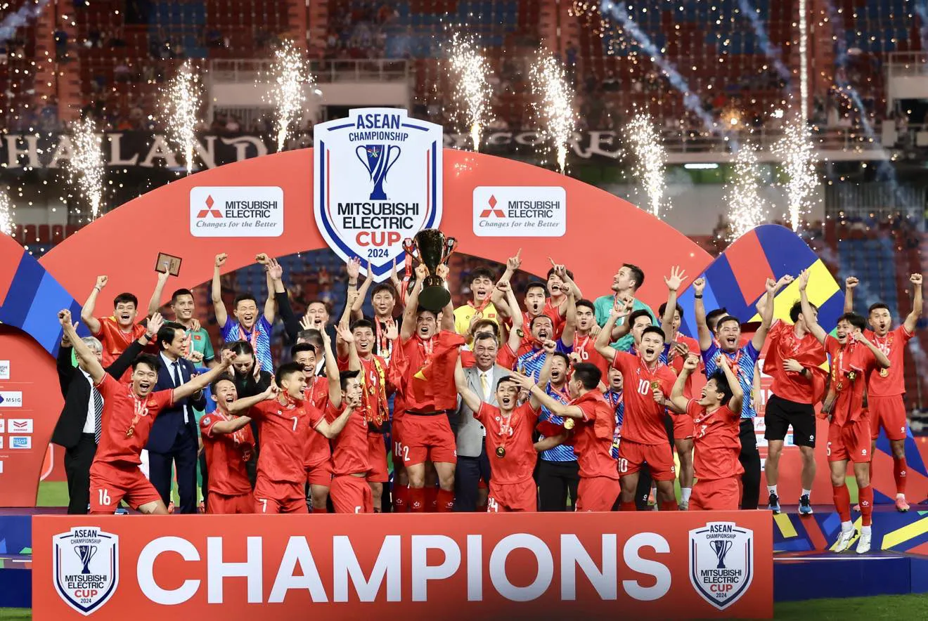 Đội tuyển Việt Nam nâng cao cúp vô địch ASEAN Cup 2024, khoảnh khắc đỉnh cao trong hành trình của Việt Nam tại Asian Cup