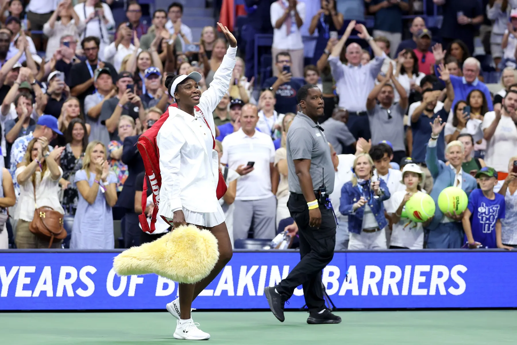 Sân tennis hiện đại, bối cảnh lý tưởng cho sự xuất hiện của các maestro và thương hiệu.