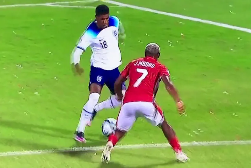 Tập luyện Elastico để nâng cao kỹ năng rê bóng qua người