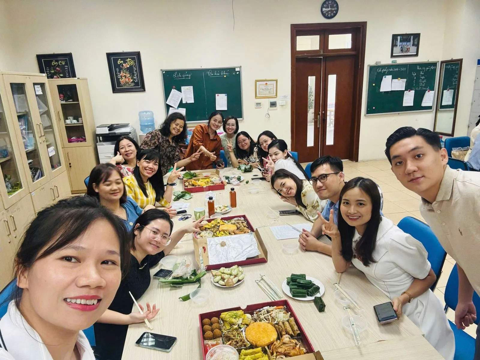 Khoa Pháp luật hành chính - nhà nước tại bữa cơm Công đoàn, củng cố tình đồng nghiệp, giải đáp mơ đá bóng đánh số gì.