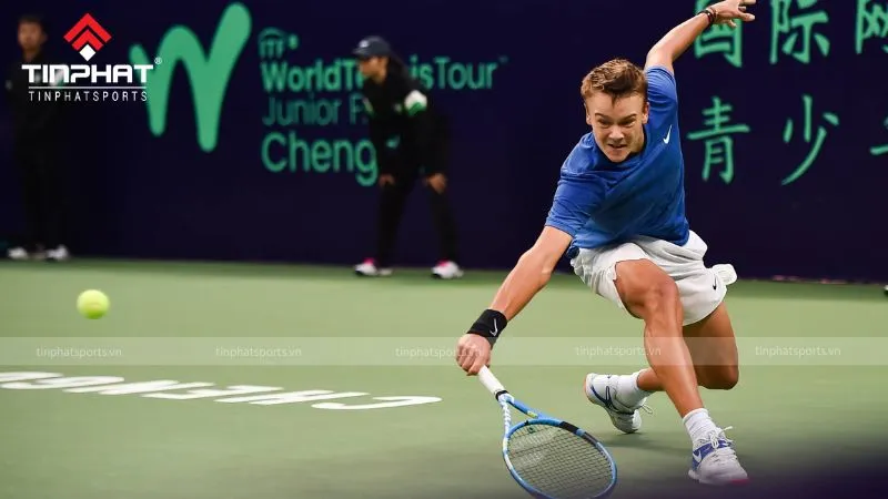 Giải đấu chuyên nghiệp (ITF World Tennis Tour) với logo ITF trên sân