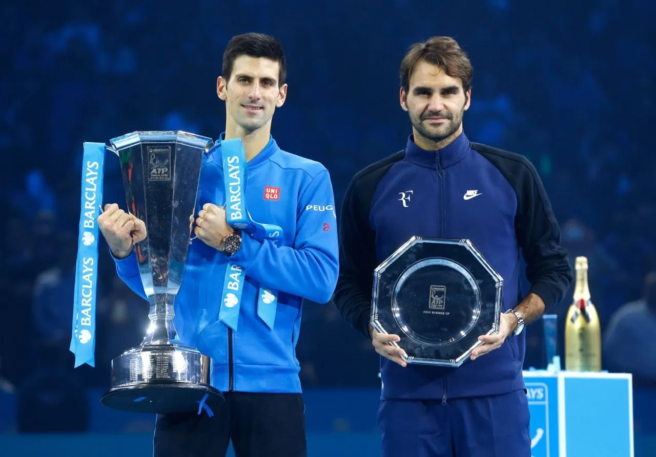 Hình ảnh tay vợt Novak Djokovic ăn mừng chiến thắng tại một giải Grand Slam, thể hiện niềm vui tột độ sau nỗ lực.